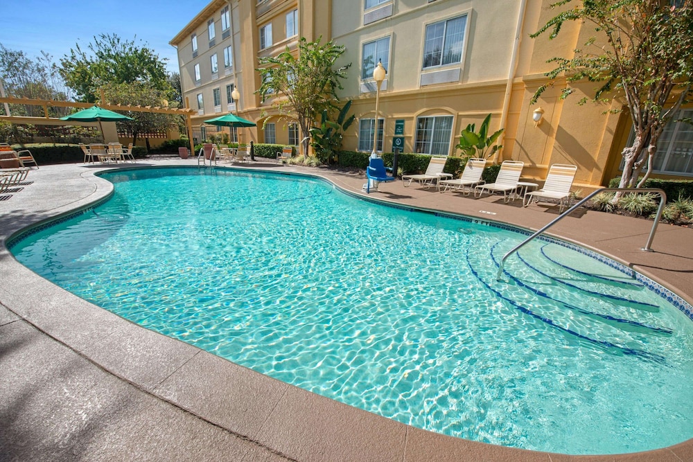La Quinta Inn & Suites by Wyndham USF (Near Busch Gardens) — Main photo in Tampa, Florida