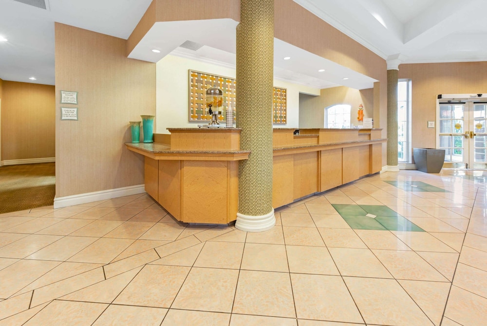 La Quinta Inn & Suites by Wyndham USF (Near Busch Gardens) — Hotel building in Tampa, Florida
