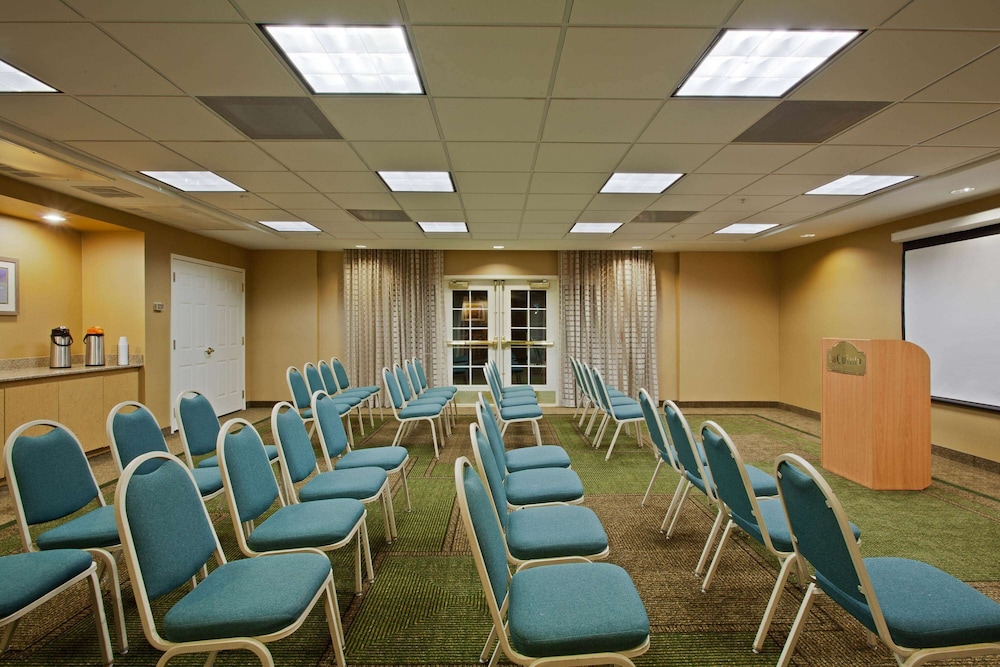 La Quinta Inn & Suites by Wyndham USF (Near Busch Gardens) — Hotel building in Tampa, Florida