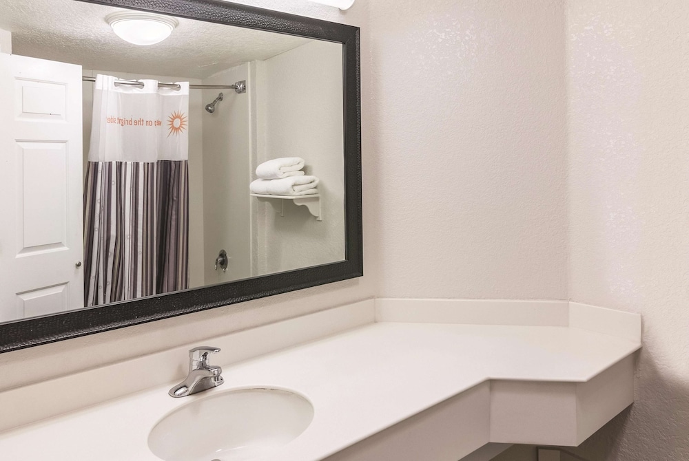 La Quinta Inn & Suites by Wyndham USF (Near Busch Gardens) — Hotel rooms in Tampa, Florida