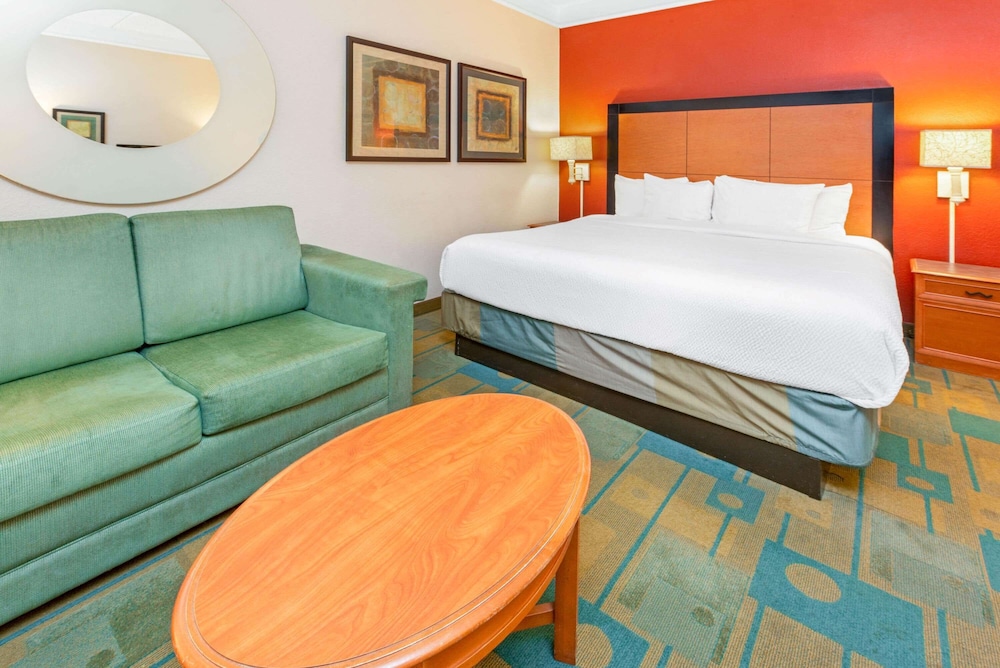 La Quinta Inn & Suites by Wyndham USF (Near Busch Gardens) — Hotel rooms in Tampa, Florida