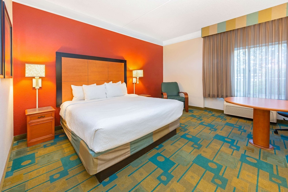 La Quinta Inn & Suites by Wyndham USF (Near Busch Gardens) — Hotel rooms in Tampa, Florida