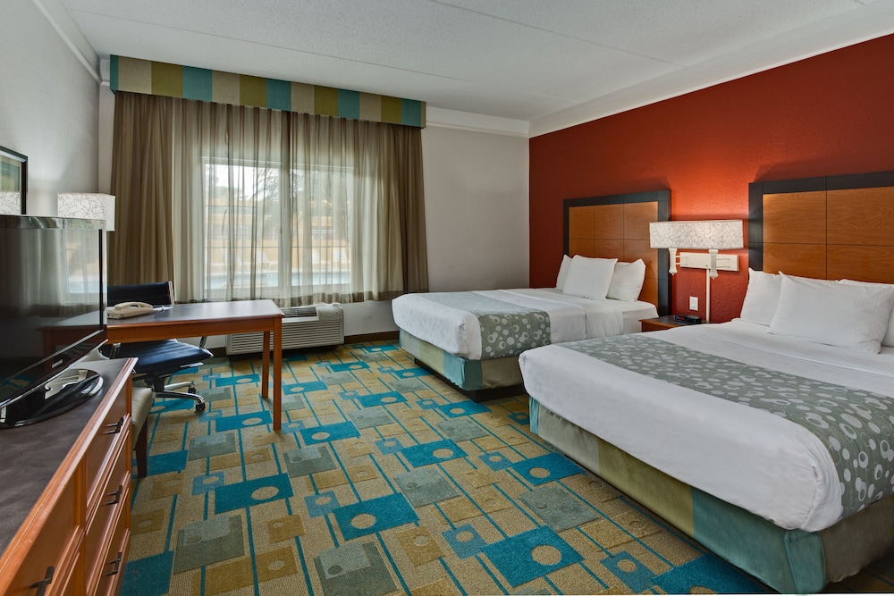 La Quinta Inn & Suites by Wyndham USF (Near Busch Gardens) — Hotel rooms in Tampa, Florida