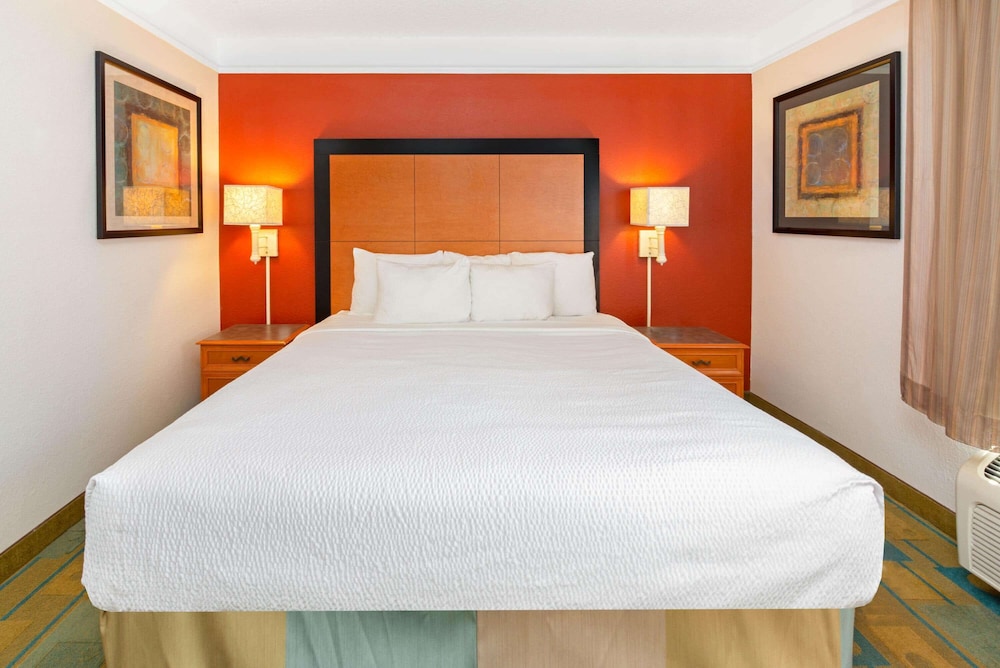 La Quinta Inn & Suites by Wyndham USF (Near Busch Gardens) — Hotel rooms in Tampa, Florida