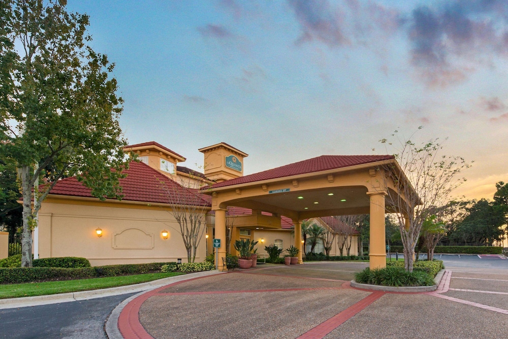 La Quinta Inn & Suites by Wyndham USF (Near Busch Gardens) — Hotel building in Tampa, Florida