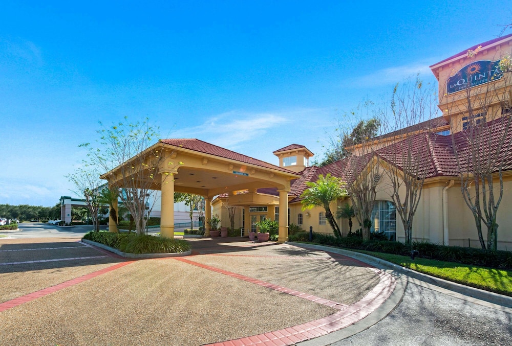 La Quinta Inn & Suites by Wyndham USF (Near Busch Gardens) — Hotel building in Tampa, Florida