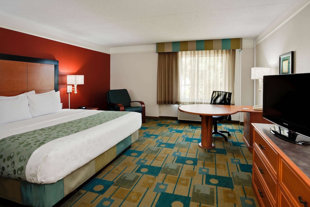 La Quinta Inn & Suites by Wyndham USF (Near Busch Gardens) — Hotel rooms in Tampa, Florida