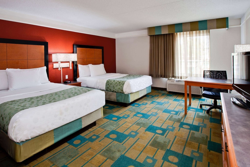 La Quinta Inn & Suites by Wyndham USF (Near Busch Gardens) — Hotel rooms in Tampa, Florida