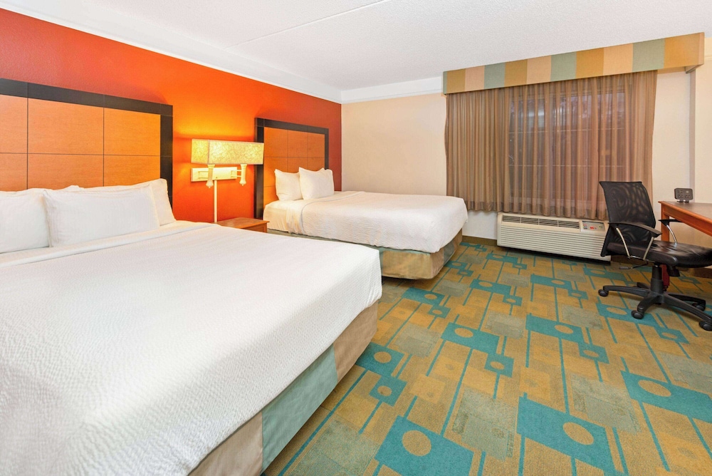 La Quinta Inn & Suites by Wyndham USF (Near Busch Gardens) — Hotel rooms in Tampa, Florida