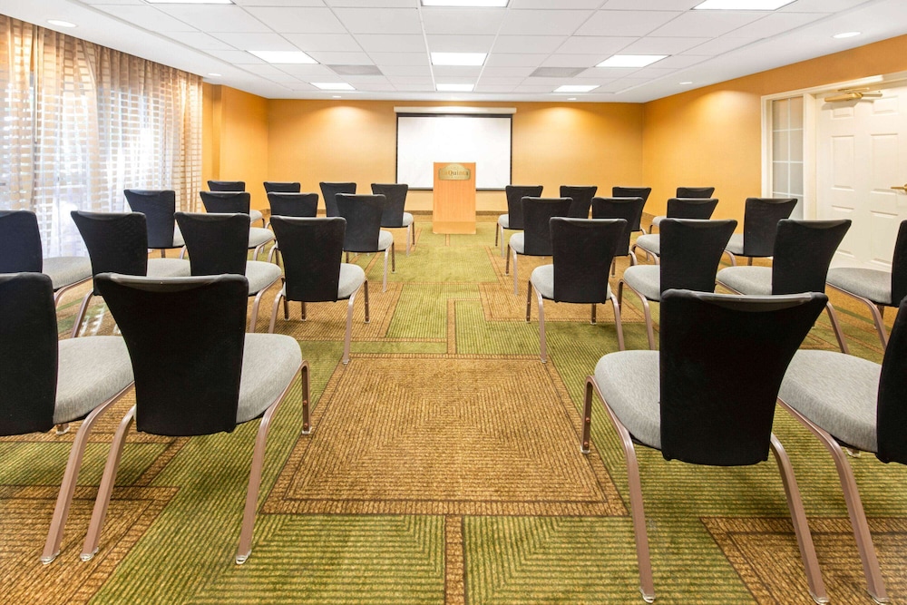 La Quinta Inn & Suites by Wyndham USF (Near Busch Gardens) — Hotel building in Tampa, Florida