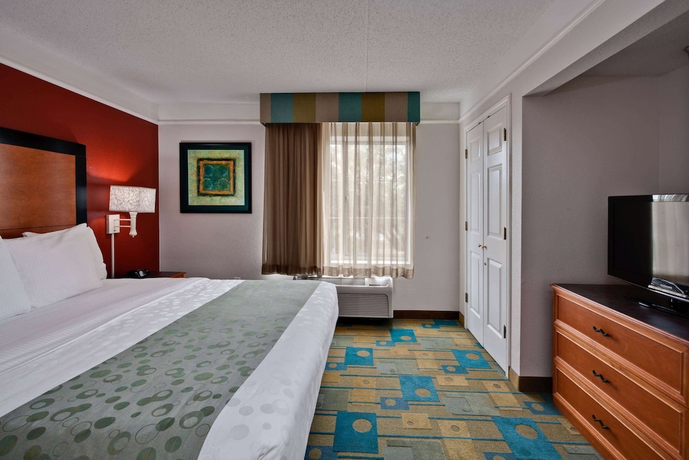 La Quinta Inn & Suites by Wyndham USF (Near Busch Gardens) — Hotel rooms in Tampa, Florida