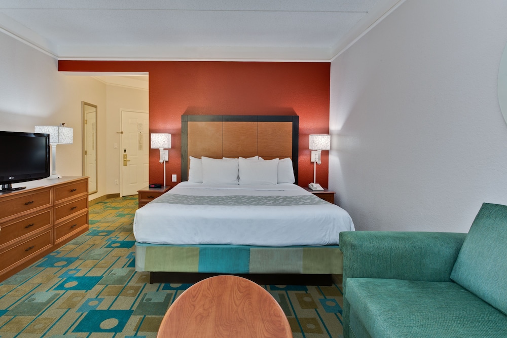 La Quinta Inn & Suites by Wyndham USF (Near Busch Gardens) — Hotel rooms in Tampa, Florida