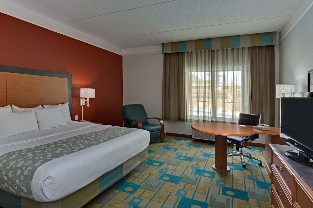 La Quinta Inn & Suites by Wyndham USF (Near Busch Gardens) — Hotel rooms in Tampa, Florida