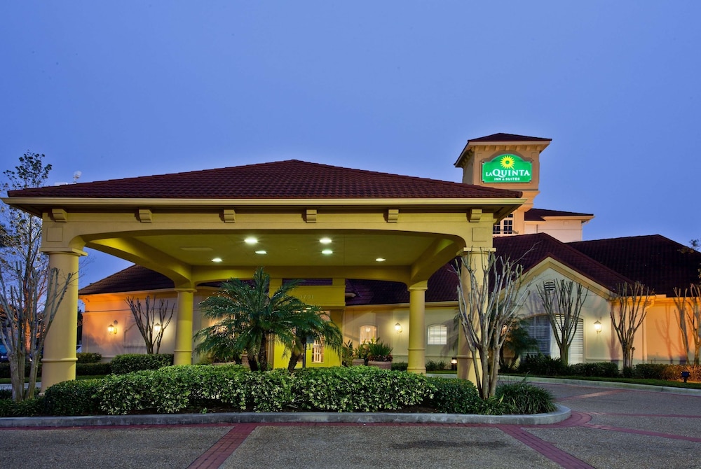 La Quinta Inn & Suites by Wyndham USF (Near Busch Gardens) — Hotel building in Tampa, Florida