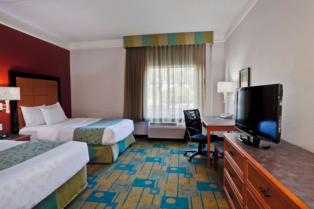 La Quinta Inn & Suites by Wyndham USF (Near Busch Gardens) — Hotel rooms in Tampa, Florida