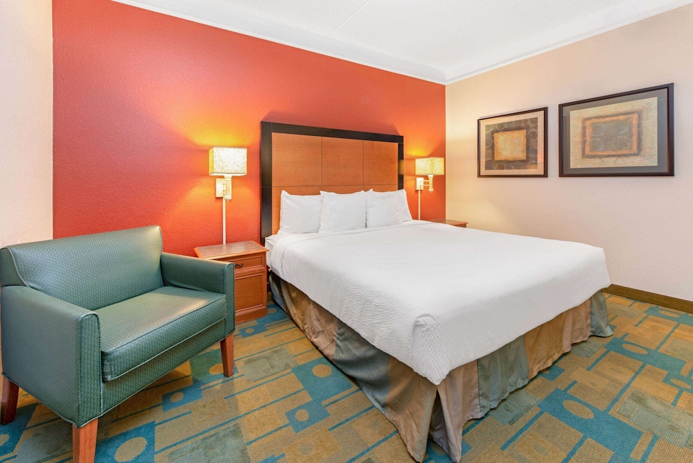 La Quinta Inn & Suites by Wyndham USF (Near Busch Gardens) — Hotel rooms in Tampa, Florida