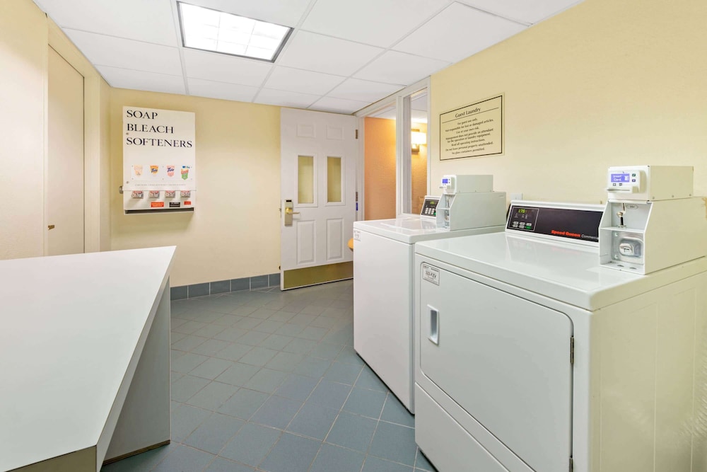 La Quinta Inn & Suites by Wyndham USF (Near Busch Gardens) — Hotel building in Tampa, Florida
