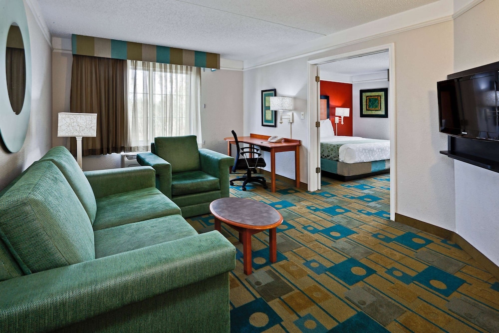La Quinta Inn & Suites by Wyndham USF (Near Busch Gardens) — Hotel rooms in Tampa, Florida