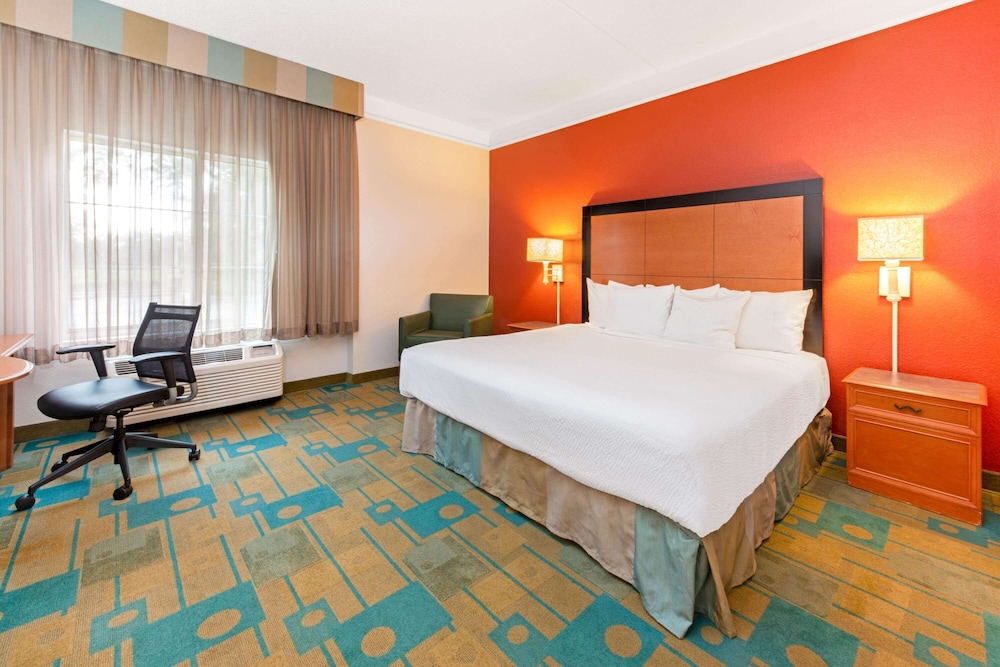 La Quinta Inn & Suites by Wyndham USF (Near Busch Gardens) — Hotel rooms in Tampa, Florida