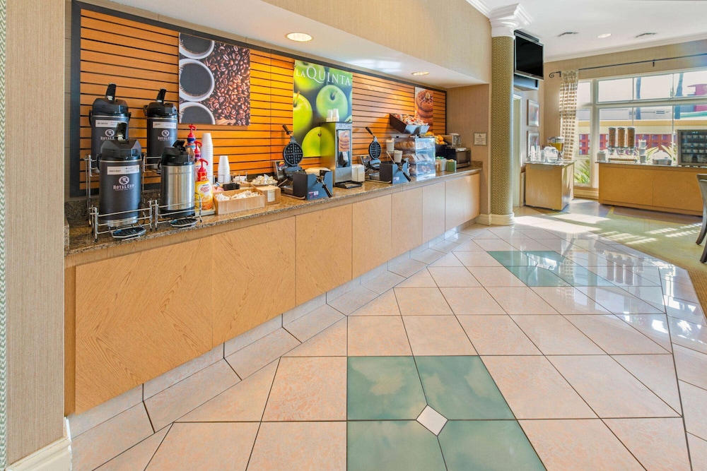 La Quinta Inn & Suites by Wyndham USF (Near Busch Gardens) — Restaurant & bars in Tampa, Florida