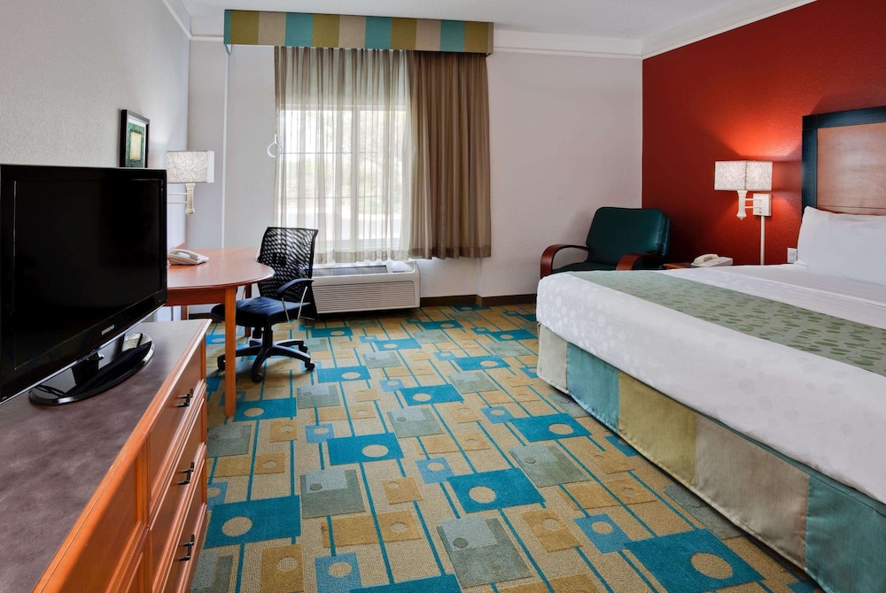 La Quinta Inn & Suites by Wyndham USF (Near Busch Gardens) — Hotel rooms in Tampa, Florida