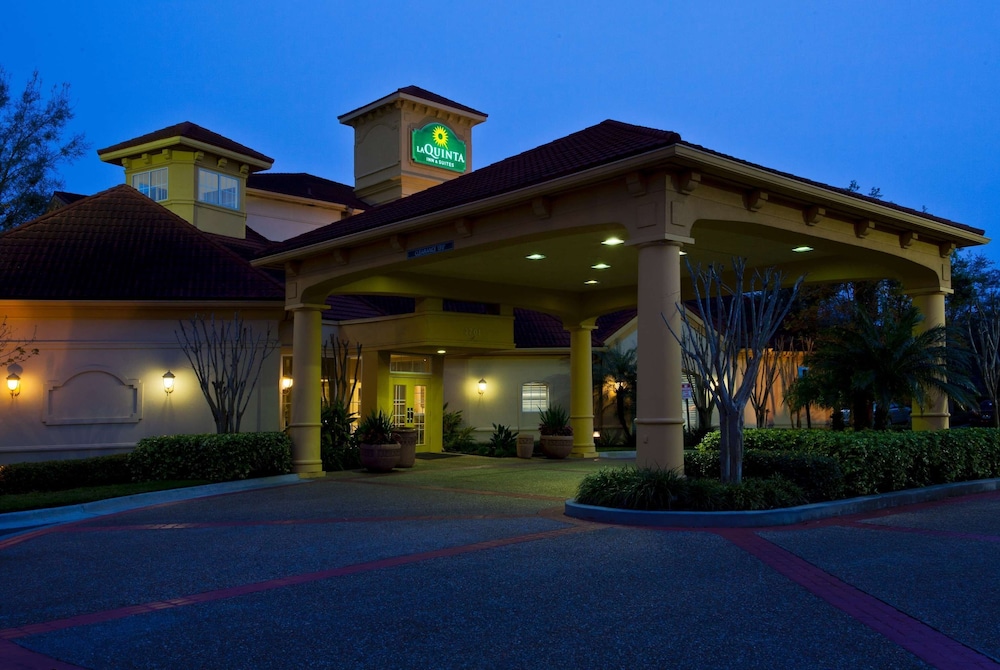 La Quinta Inn & Suites by Wyndham USF (Near Busch Gardens) — Hotel building in Tampa, Florida
