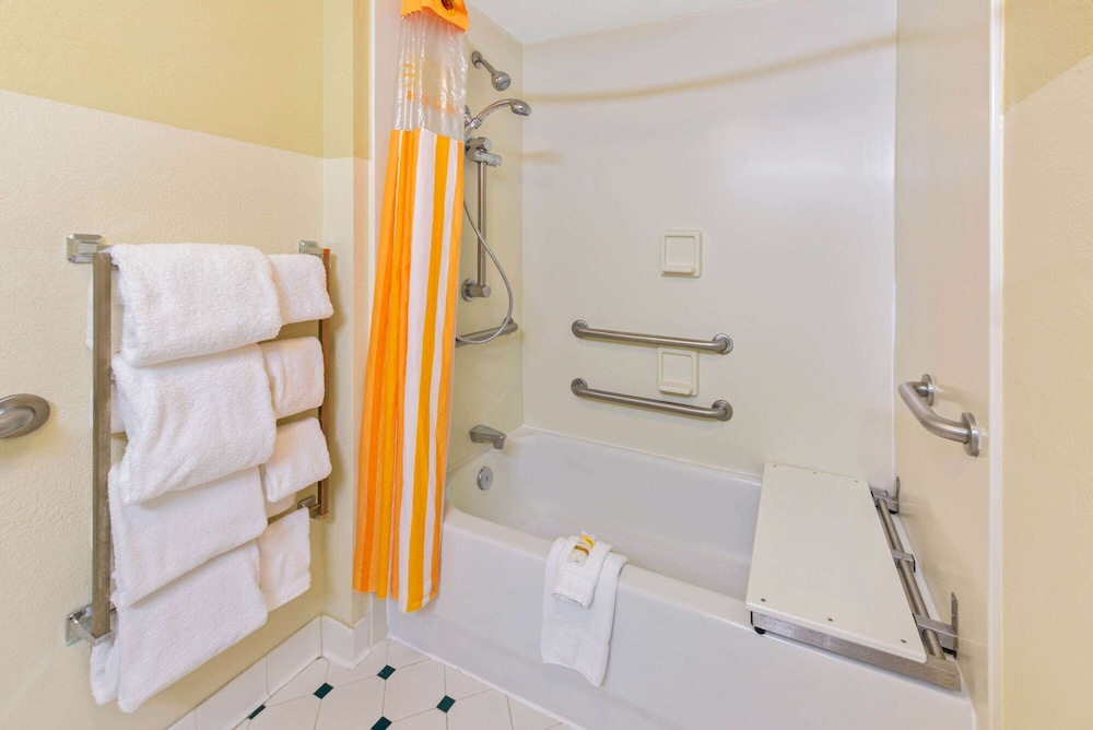 La Quinta Inn & Suites by Wyndham USF (Near Busch Gardens) — Hotel rooms in Tampa, Florida