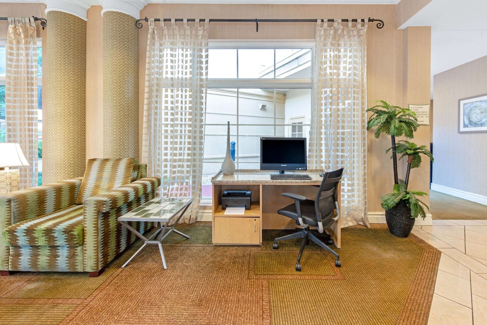 La Quinta Inn & Suites by Wyndham USF (Near Busch Gardens) — Hotel building in Tampa, Florida
