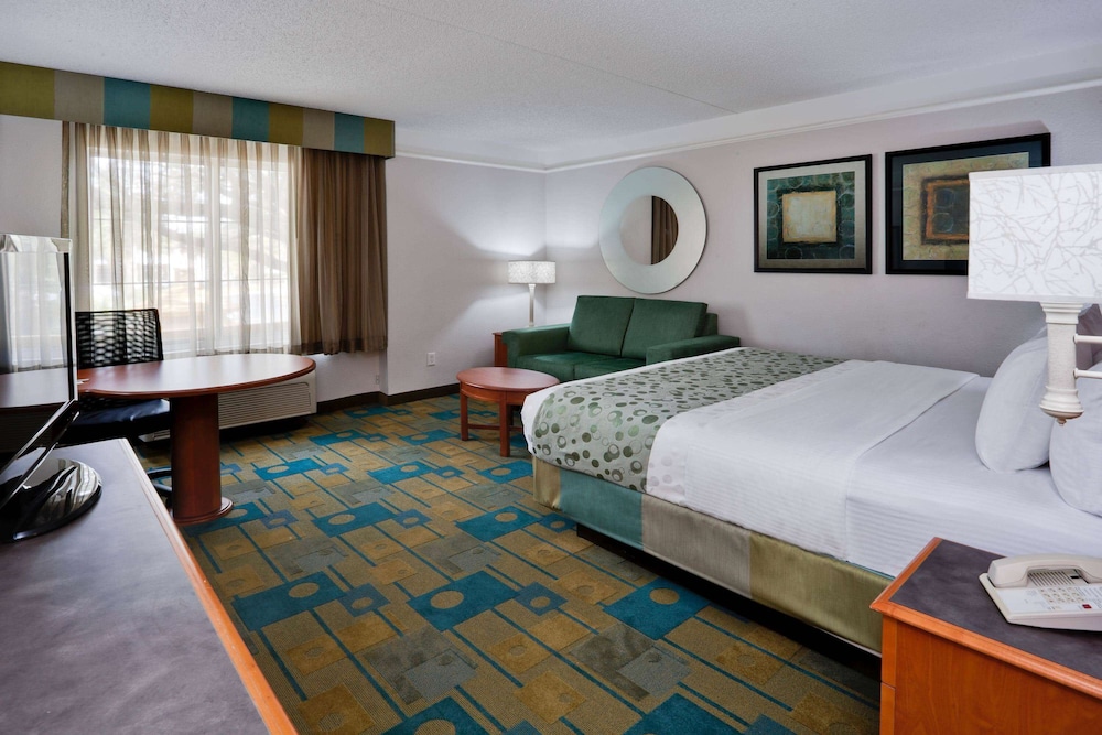 La Quinta Inn & Suites by Wyndham USF (Near Busch Gardens) — Hotel rooms in Tampa, Florida