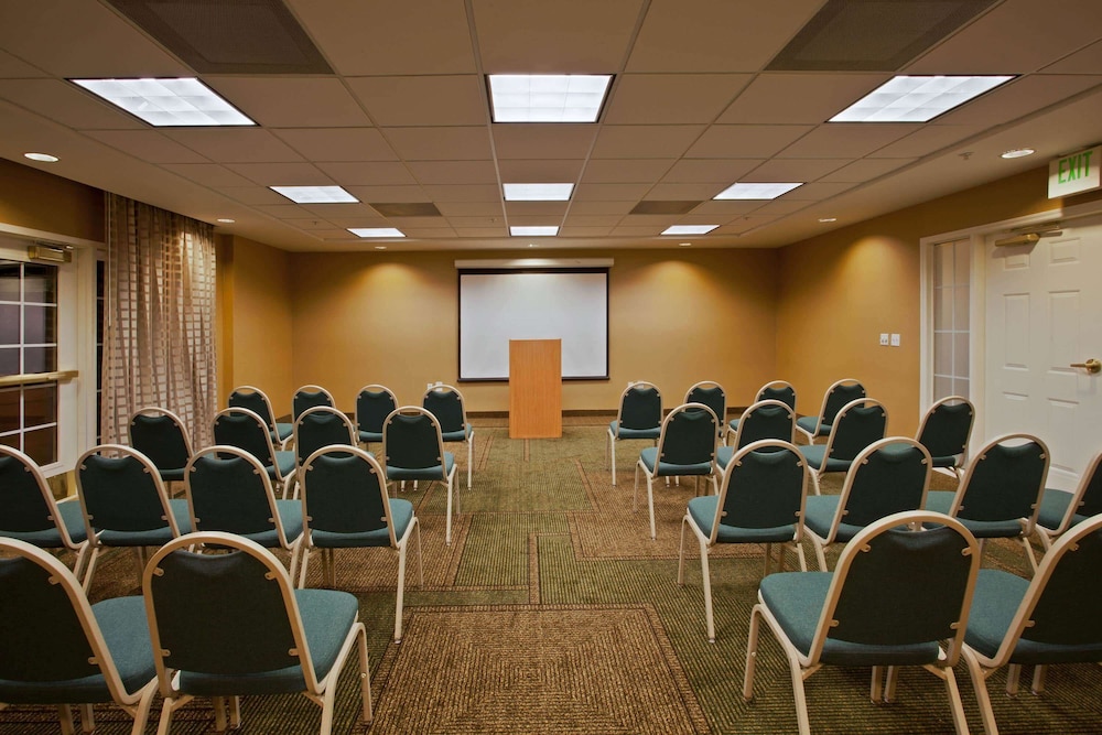 La Quinta Inn & Suites by Wyndham USF (Near Busch Gardens) — Hotel building in Tampa, Florida
