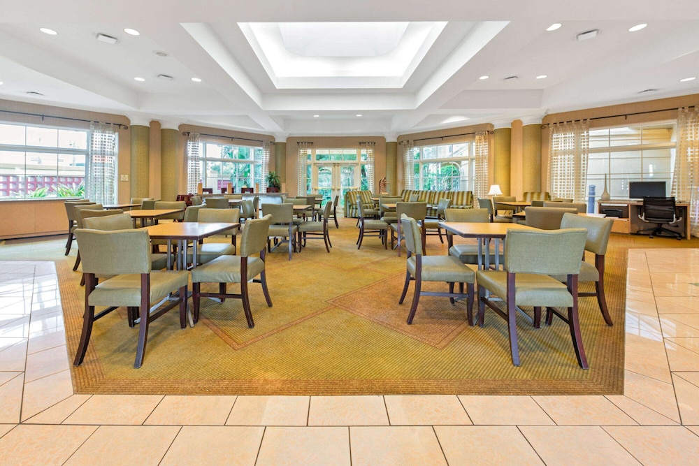 La Quinta Inn & Suites by Wyndham USF (Near Busch Gardens) — Restaurant & bars in Tampa, Florida
