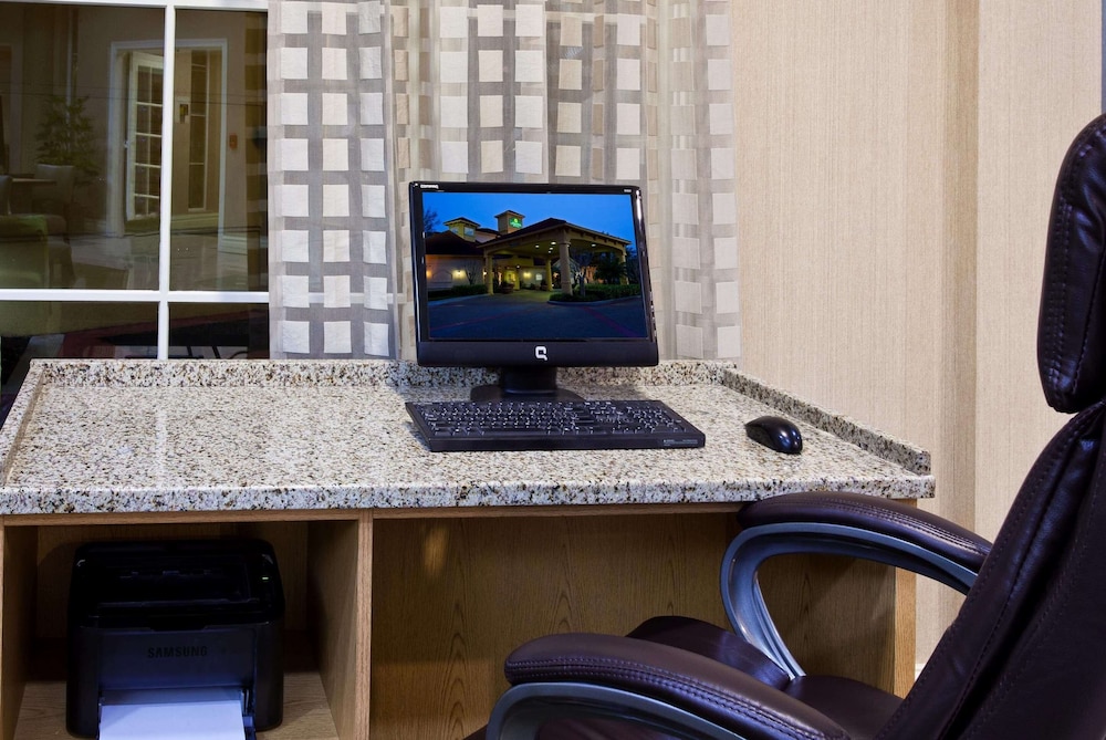 La Quinta Inn & Suites by Wyndham USF (Near Busch Gardens) — Hotel building in Tampa, Florida