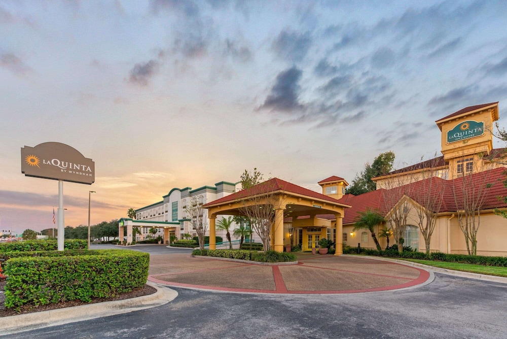La Quinta Inn & Suites by Wyndham USF (Near Busch Gardens) — Hotel building in Tampa, Florida