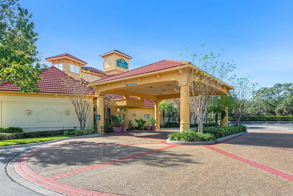 La Quinta Inn & Suites by Wyndham USF (Near Busch Gardens) — Hotel building in Tampa, Florida