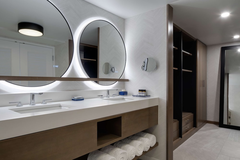 Hyatt Regency Boston Harbor — Hotel rooms in Boston, Massachusetts