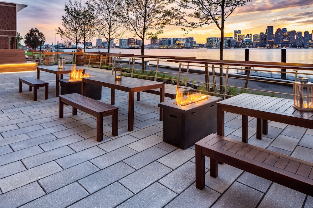 Hyatt Regency Boston Harbor — Restaurant & bars in Boston, Massachusetts