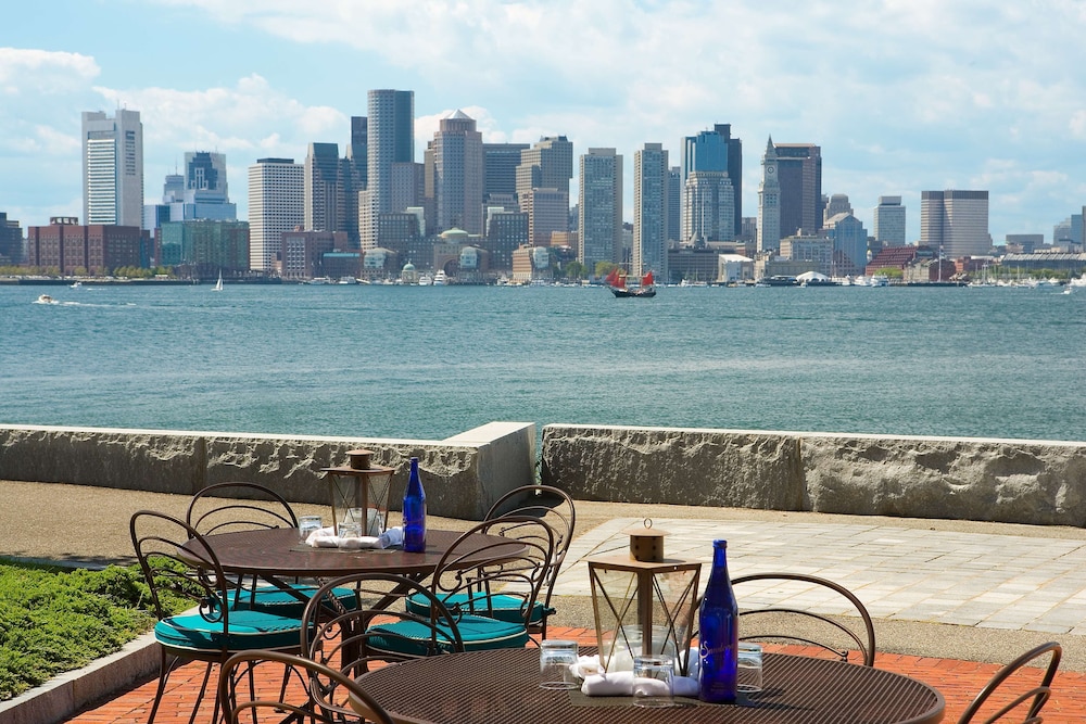 Hyatt Regency Boston Harbor — Restaurant & bars in Boston, Massachusetts
