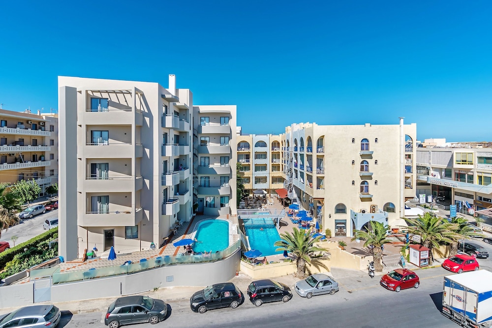 Lefkoniko Beach — Hotel building in Rethymnon