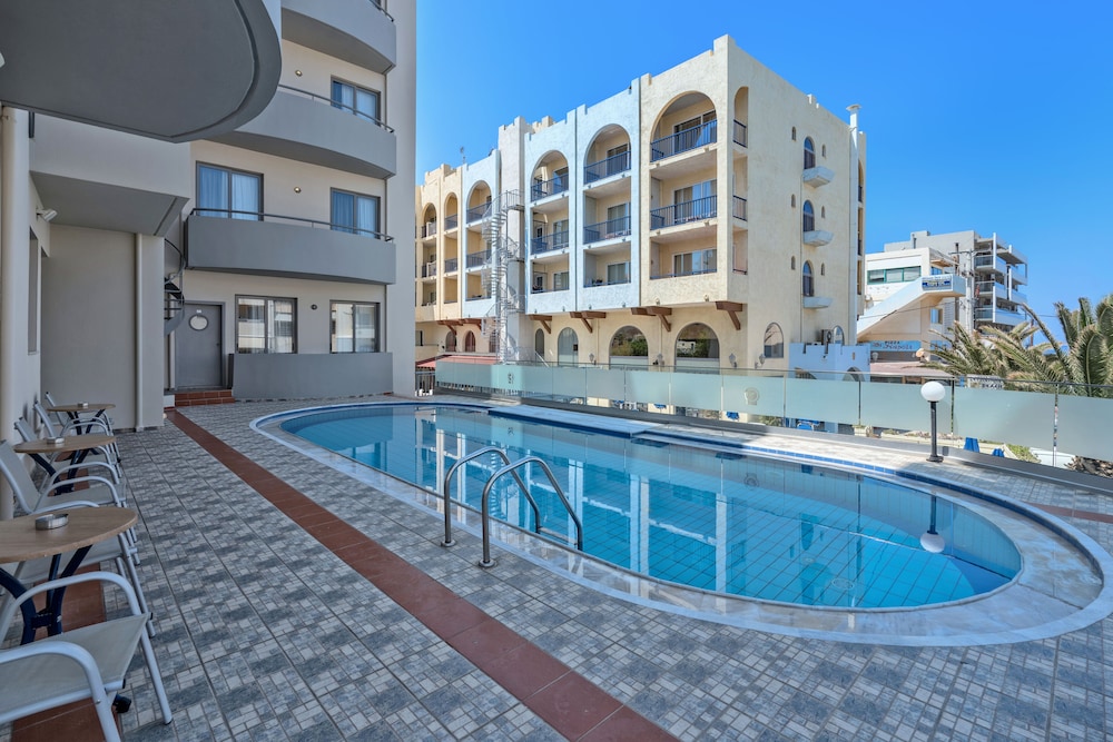 Lefkoniko Beach — Swimming pool in Rethymnon