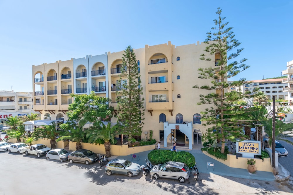 Lefkoniko Beach — Hotel building in Rethymnon