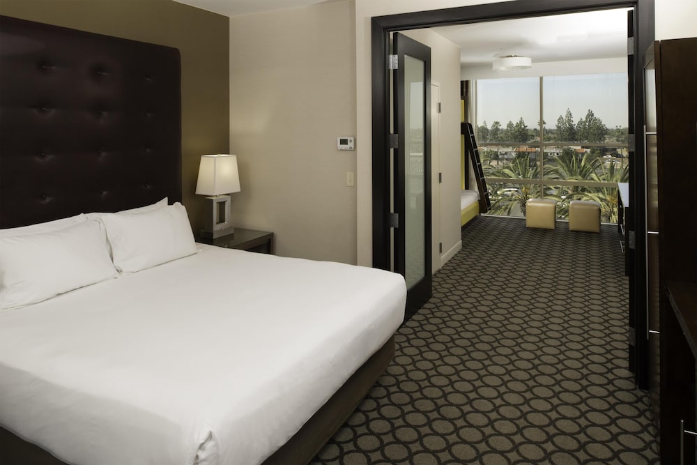 Hyatt Regency Orange County — Hotel rooms in Garden Grove, California