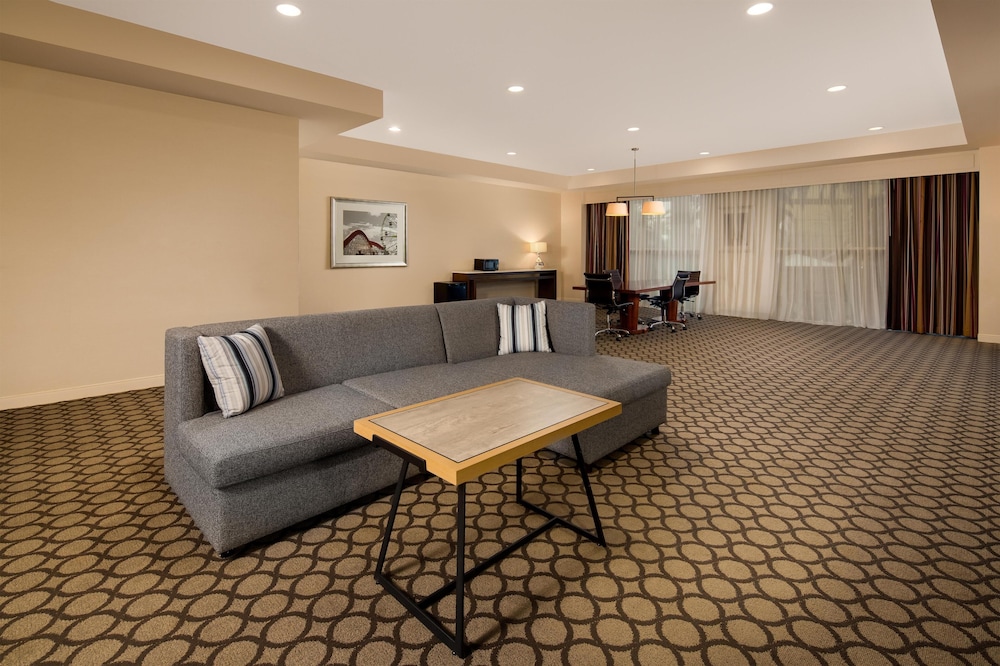 Hyatt Regency Orange County — Hotel rooms in Garden Grove, California