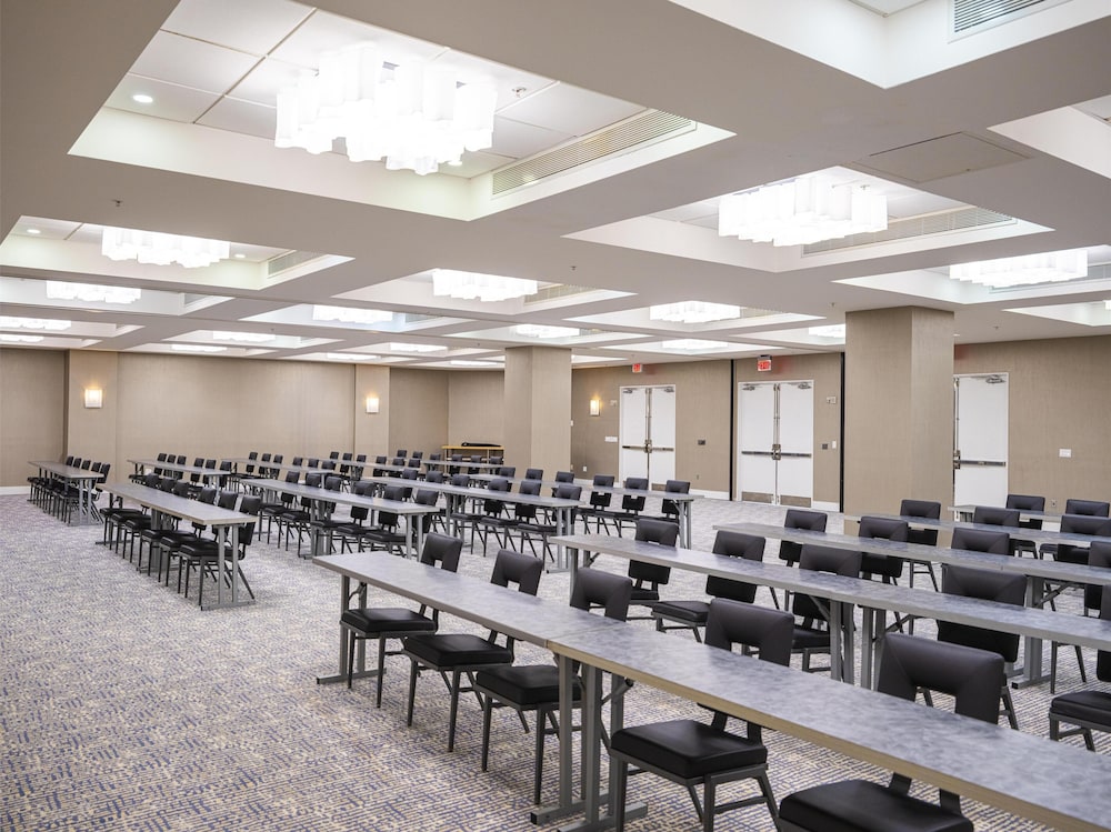 GALLERYone- A DoubleTree Suites by Hilton Hotel — Hotel building in Fort Lauderdale, Florida