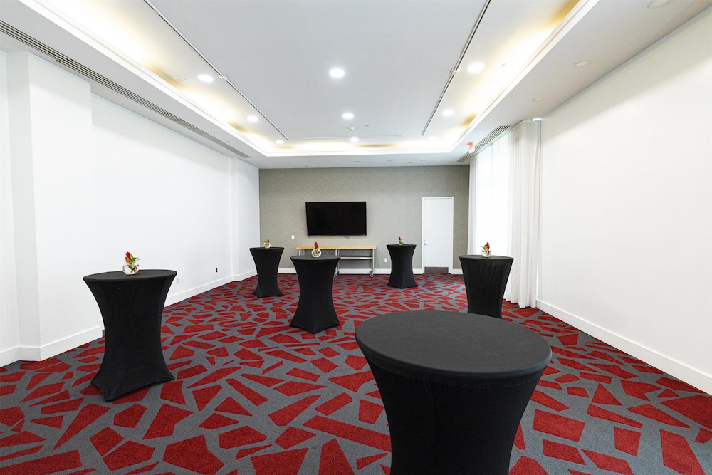 GALLERYone- A DoubleTree Suites by Hilton Hotel — Hotel building in Fort Lauderdale, Florida