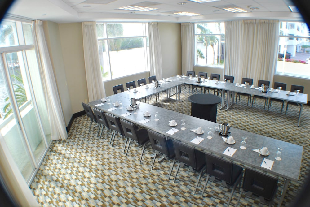 GALLERYone- A DoubleTree Suites by Hilton Hotel — Hotel building in Fort Lauderdale, Florida