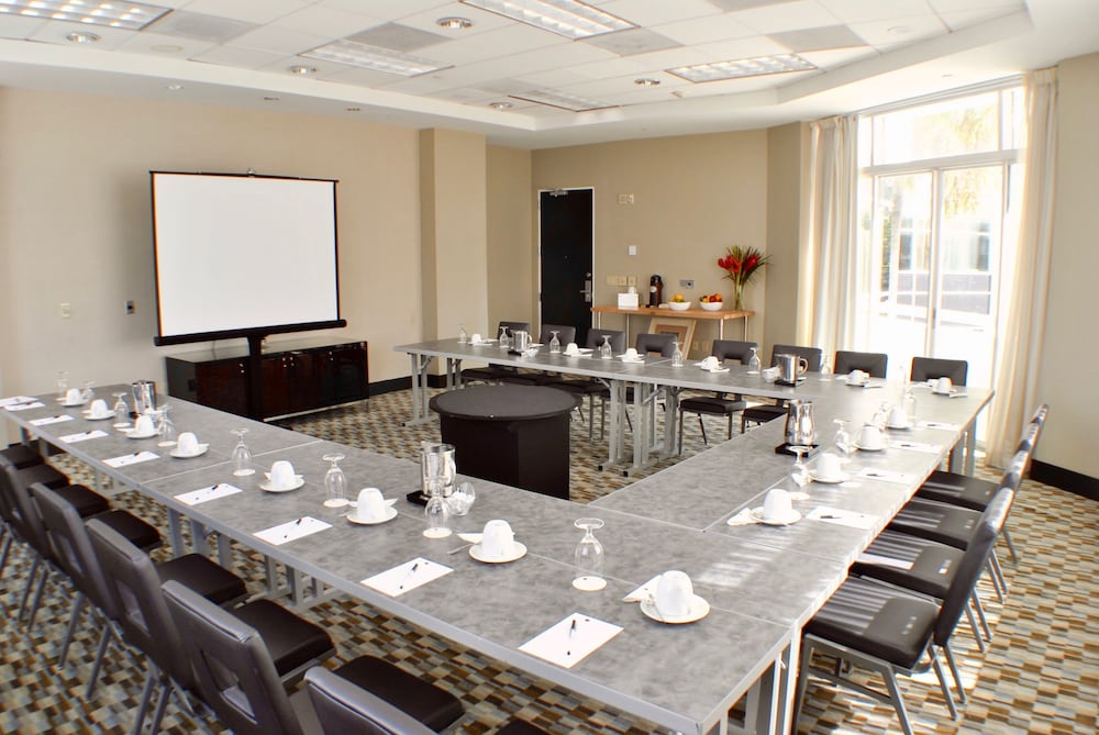 GALLERYone- A DoubleTree Suites by Hilton Hotel — Hotel building in Fort Lauderdale, Florida