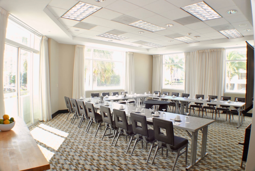 GALLERYone- A DoubleTree Suites by Hilton Hotel — Hotel building in Fort Lauderdale, Florida