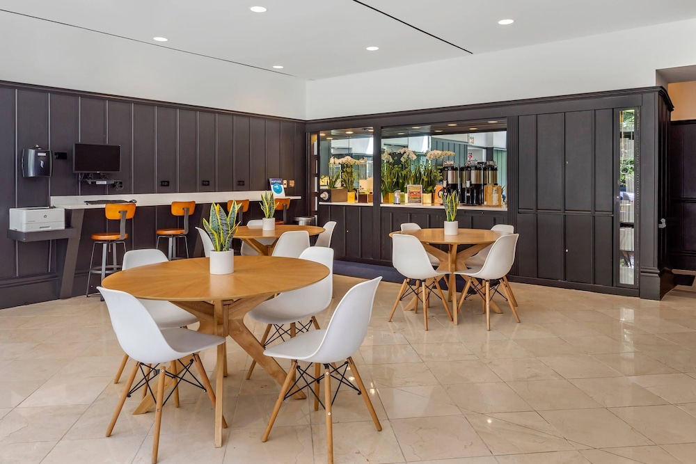 Hilton Vacation Club Hotel Blake Chicago — Restaurant & bars in Chicago, Illinois