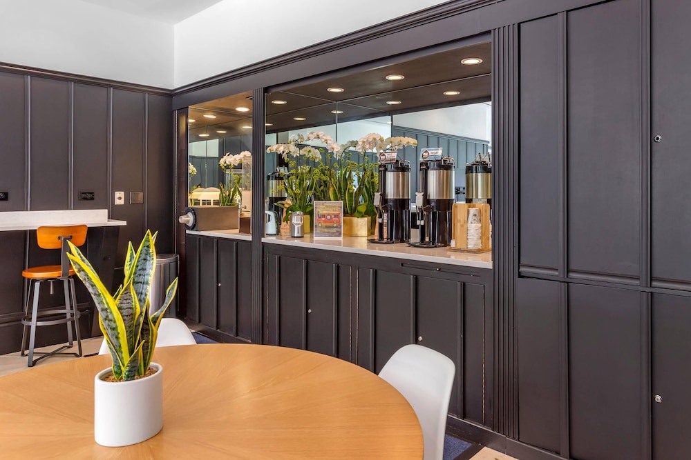 Hilton Vacation Club Hotel Blake Chicago — Restaurant & bars in Chicago, Illinois