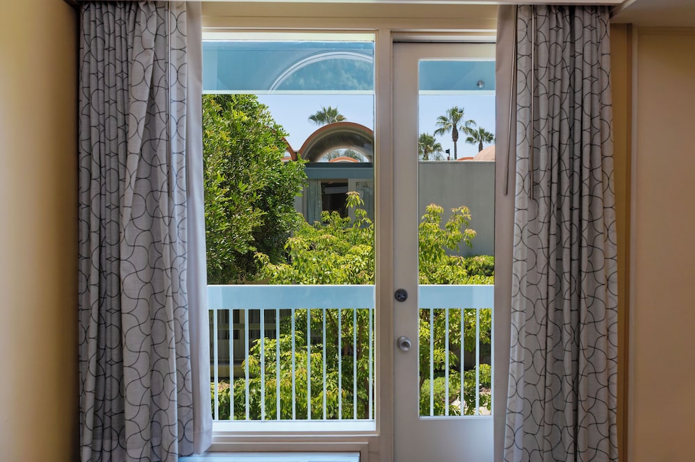 Howard Johnson by Wyndham Anaheim Hotel and Water Playground — Hotel rooms in Anaheim, California